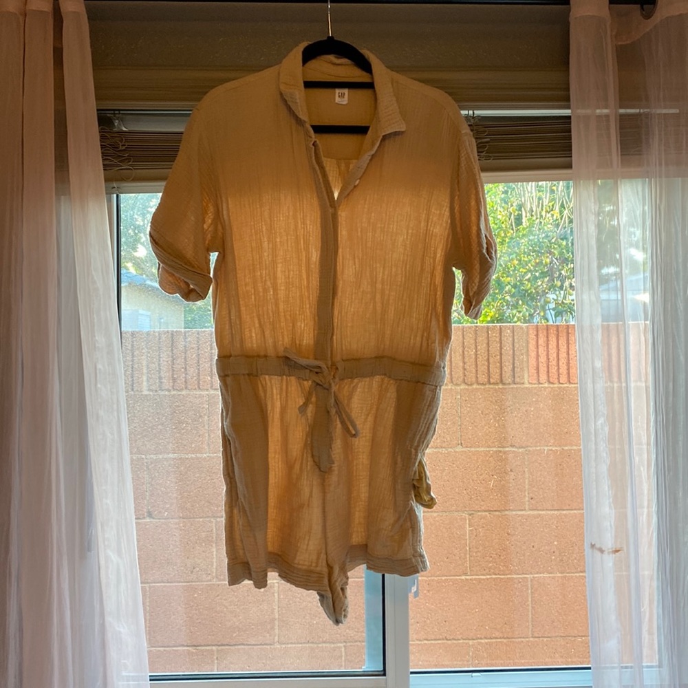 Gap Romper with buttons. Size large Petite